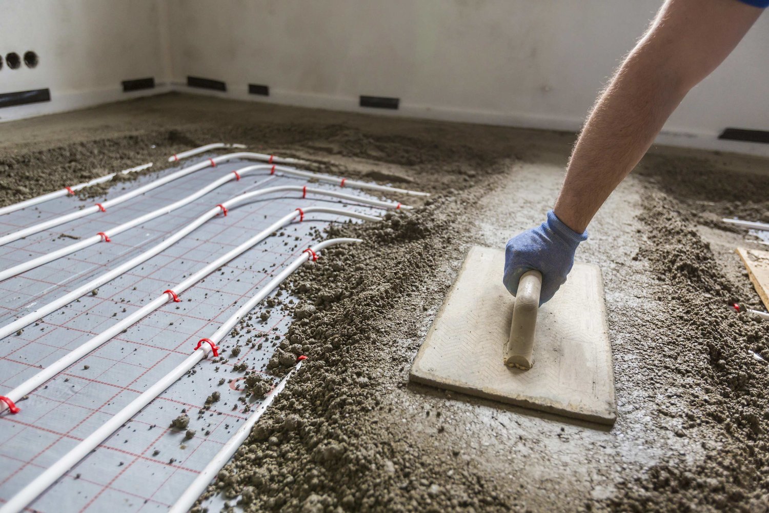 Jak powstaje mocna podłoga betonowa?