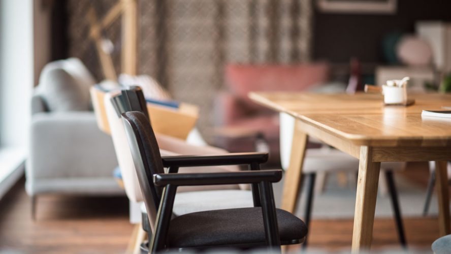 Fameg – drewniane krzesła do salonu i jadalni