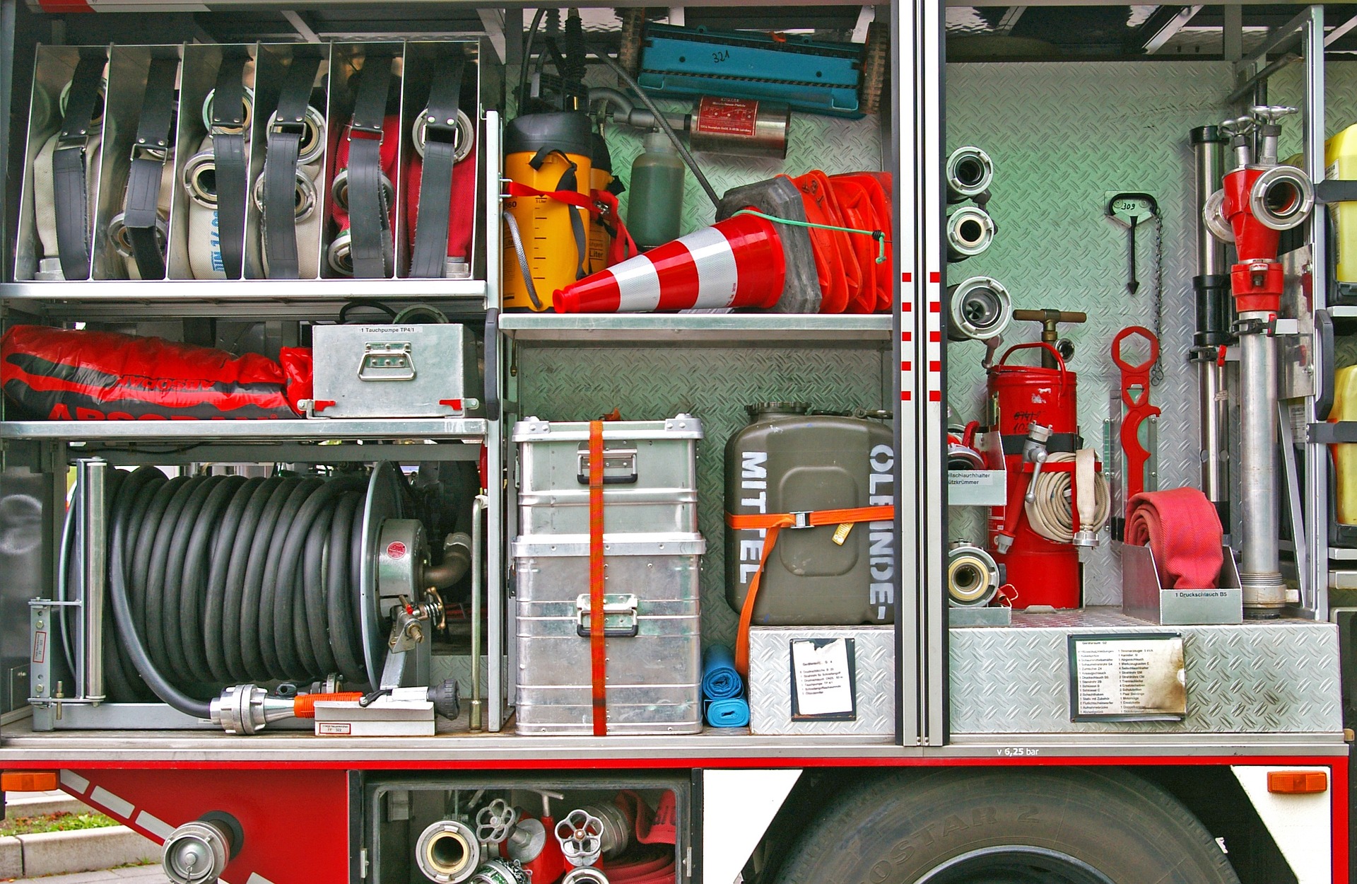 Drzwi i ścianki przeciwpożarowe – co warto wiedzieć?