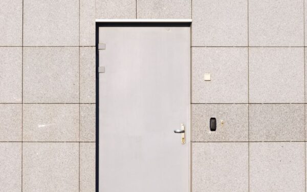 Co wyróżnia drzwi techniczne zewnętrzne?